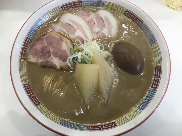 「煮干鰮豚骨らーめん煮玉子入り850円」@煮干鰮豚骨らーめん 嘉饌の写真