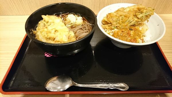 「ハーフかき揚げカレー丼とハーフかき揚げそばのセット 520円」@よもだそば 銀座店の写真