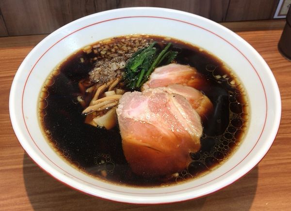 「漆黒醤油ら～麺(平打ち手もみ麺)＋チャーシュー2枚＋ライス」@ら〜麺 安至の写真