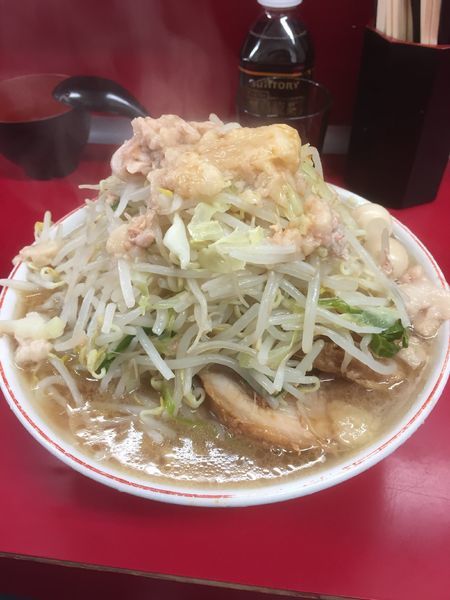 「豚入り 全マシ ➕ 生卵、うずら」@ラーメン二郎 湘南藤沢店の写真