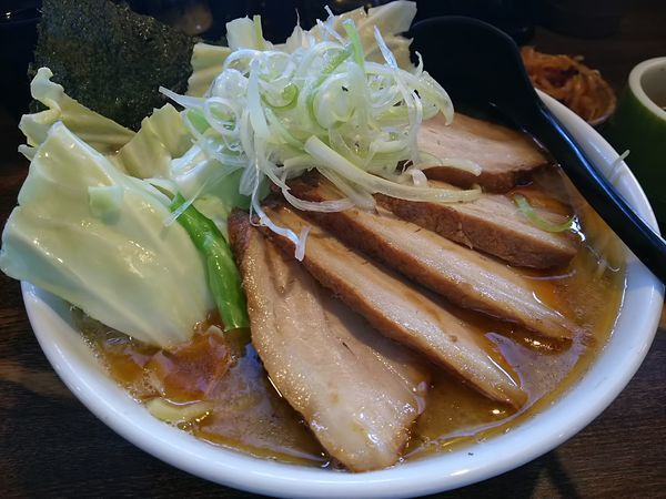 「らーゆ　とん赤 （麺大盛り） ：太麺　＋Ｗトッピング：㋚Ｐ」@信州麺屋 とんずら －カエン－の写真