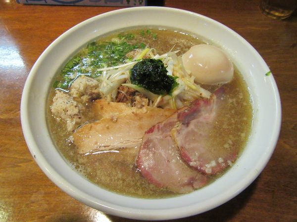 「限定　ネギ煮干しラーメン・塩（８５０円）＋特製トッピング」@はりけんラーメンの写真