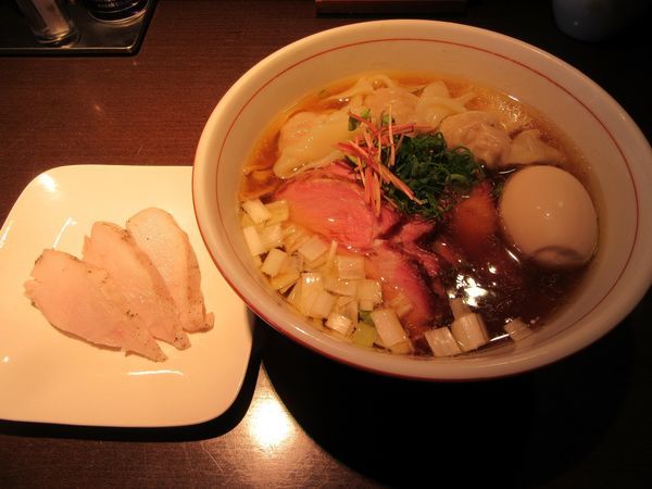 「虎徹そば醤油（７８０円）＋釜焼き＋ワンタン他」@麺や 虎徹の写真