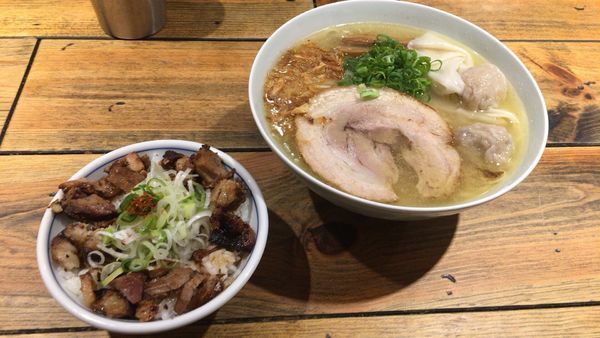 「純粋金華豚ワンタンそば大 塩+ザ・チャーシューご飯」@松戸中華そば 富田食堂の写真