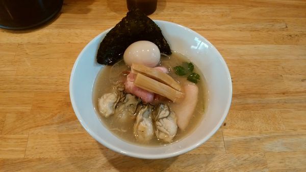 「牡蠣そば＋味玉」@寿製麺よしかわ 坂戸店の写真