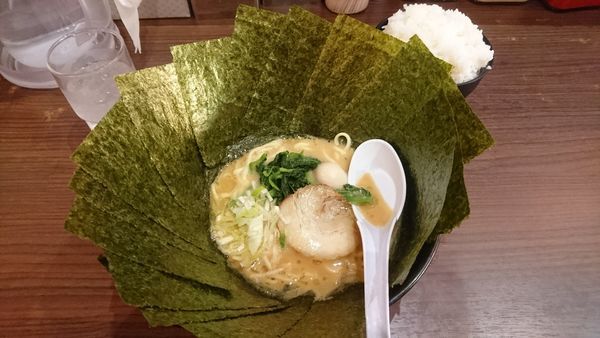 「豚骨味噌ラーメン(麺硬め)+海苔ＳＰ+ライス(サービス)」@横浜家系らーめん 魂心家 藤沢店の写真