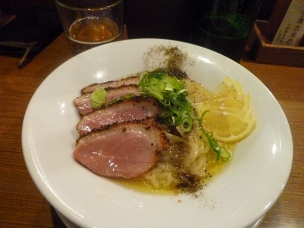 「【限定】れもんと黒胡椒をきかせた比内地鶏油そば」@荒町商店中華そば ふじやまの写真