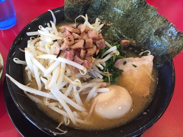 「ラーメン＋もやし＋味玉子＋チャーシューまぶし」@家系ラーメン王道 王道之印の写真