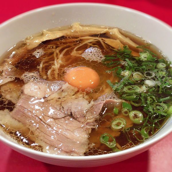 「醤油らーめんチキン(名古屋コーチン卵入り)」@西梅田 らんぷの写真