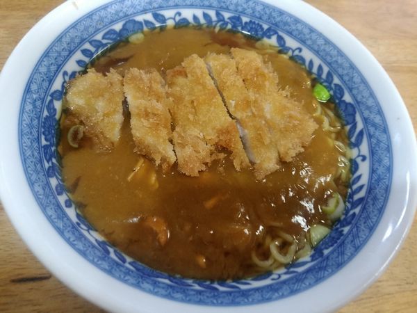 「カツカレーラーメン(並盛)600円」@ほづみとんかつ店の写真