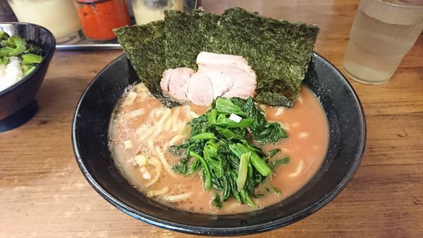 「ラーメン＋無料ライス」@横浜家系らーめん 武道家 吉祥寺店の写真