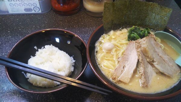 「らーめん(固め・濃め)+チャーシュー2枚+半ライス」@横浜家系ラーメン 鶴見家の写真