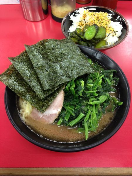 「ラーメン700円 ほうれん草100円 ライス無料」@武蔵家直系 ぼうそう家の写真