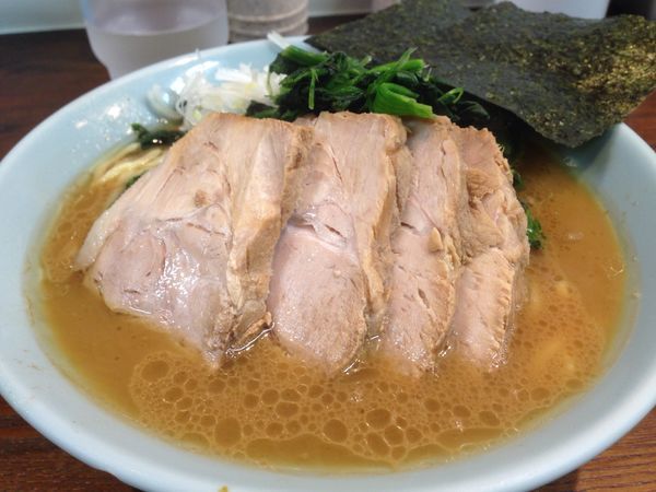 「ラーメン + チャーシュー + ほうれん草」@横浜家系豚骨醤油極太麺 侍 本店の写真