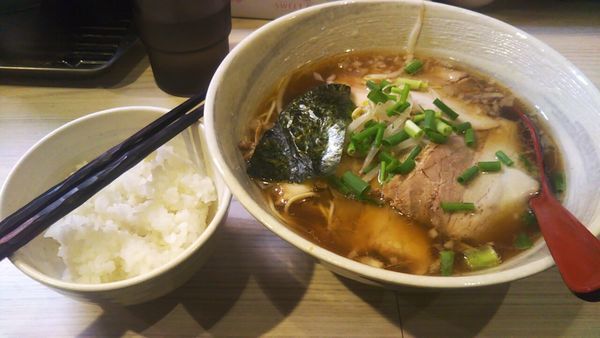 「チャーシューしょうゆらーめん+半ライス（サービス）」@めんや佐高の写真