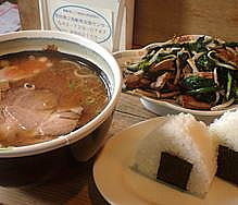 「みそラーメン450円＋レバニラいため700円＋おにぎり2ケ」@正太楼の写真