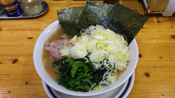 「ラーメン(大)+ほうれん草+ネギ」@横浜家系ラーメン 武蔵境つばさ家の写真