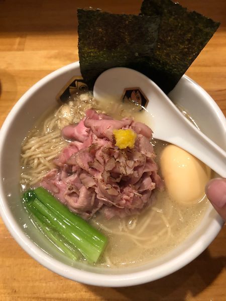 「特製真鯛らーめん大盛り+炙り真鯛ほぐしチャーシュー」@真鯛らーめん 麺魚の写真