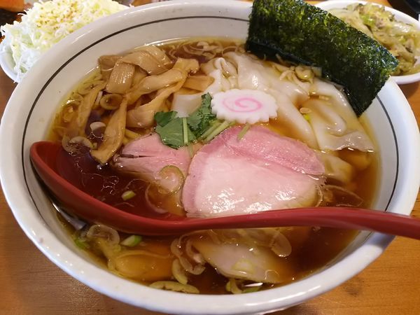 「ワンタン麺　※クーポンで７００円＆惣菜：サービス」@定食 手揉み中華そば とんぼ食堂の写真