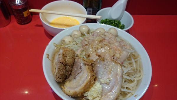 「小　ニンニク脂　生卵青ねぎうずら」@ラーメン二郎 西台駅前店の写真
