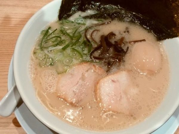 「煮玉子ラーメン＋のり」@名島亭 博多店の写真