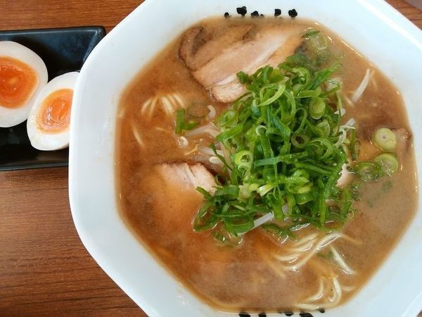 「らーめん＋半熟煮玉子」@ラーメンはなふさの写真