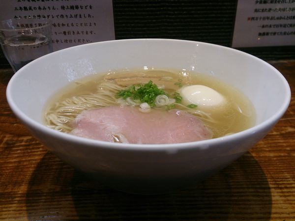 「しおらーめん+しお味玉」@町田汁場 しおらーめん 進化の写真