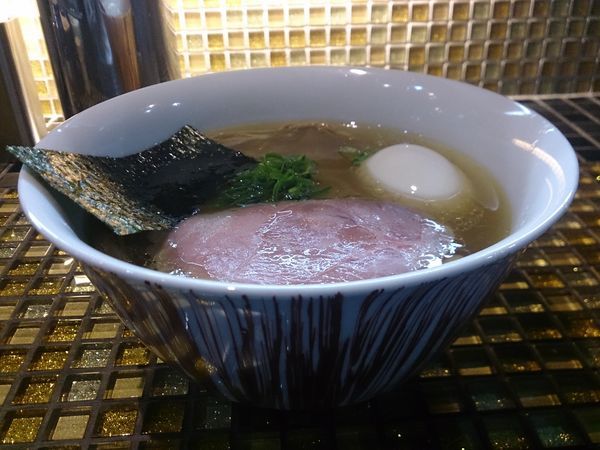 「白醤油らーめん+しお味玉」@町田汁場 しおらーめん進化 中山店の写真