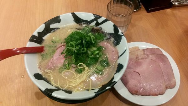 「白賀正(チャーシュー)」@神戸豚骨らーめん 賀正軒 三宮店の写真