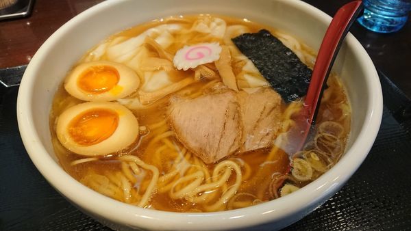 「ワンタンメン中盛＋煮玉子」@中華蕎麦 金魚の写真