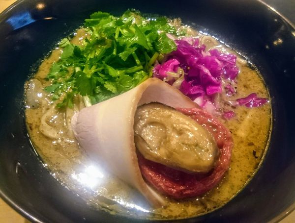 「牡蠣味噌スパイスそば」@潮くろ㐂の写真