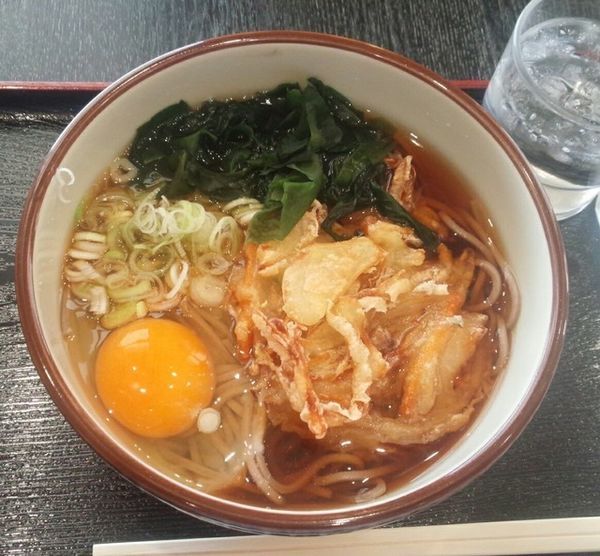 「かき揚げそば530円生卵50円」@食事処 そば太郎 GORILLA南陽店の写真