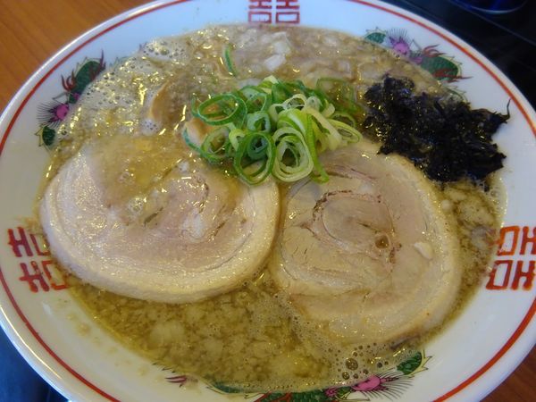 「煮干らぁ麺 ＋ チャーシュー1枚　ラーメン1杯無料券を使用」@吟醸煮干 灯花紅猿の写真