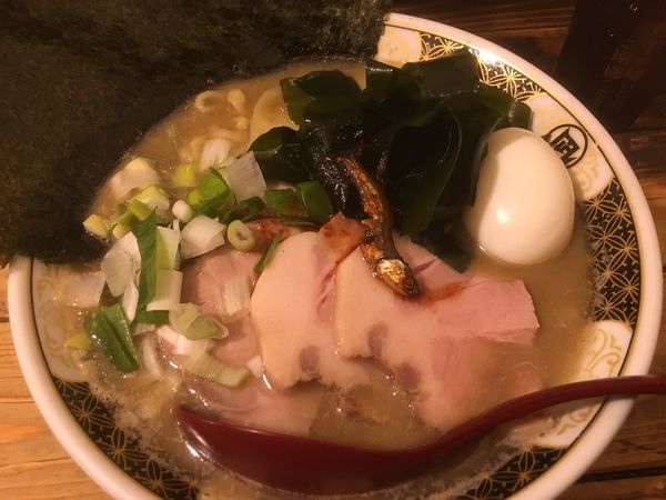 「すごい煮干ラーメン（特製）1100円、わかめ100円」@すごい煮干ラーメン凪 新宿ゴールデン街店 本館の写真