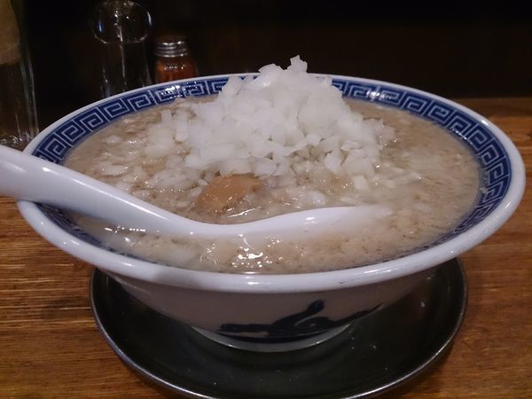 「背脂煮干しラーメン+玉ねぎ」@神保町 可以の写真