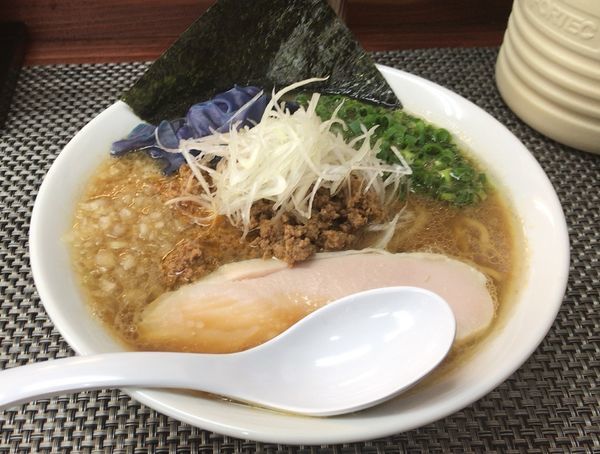 「鶏白湯プレミアムたまり醤油(限定)玉ネギごはん付(830円)」@麺や 睡蓮の写真