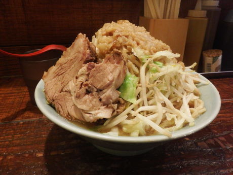 「中ラーメン」@立川マシマシの写真