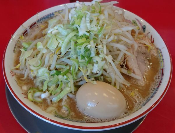 「ラーメン並盛り(野菜ﾁｮｲ増し・ネギ・味玉)」@ジャンプの写真