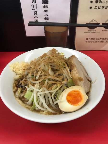 「ラーメン(並 700円)＋魚粉(50円)＋ニンニク」@びんびん豚の写真