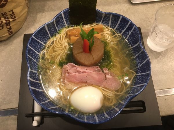 「海 味玉 魚海香る塩そば900円」@ラーメンクワトロの写真