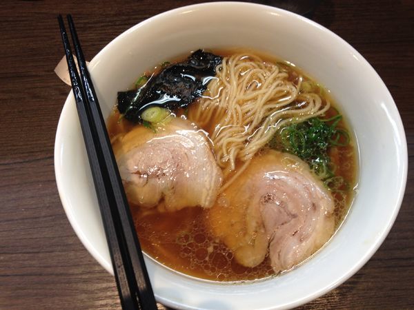 「醤油ラーメン」@支那そばや 本店の写真