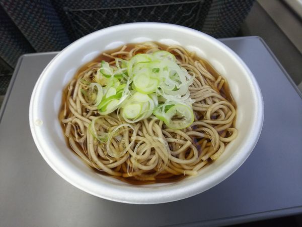 「かけそば（車内持ち込み）」@信州蕎麦処しなの 長野駅の写真