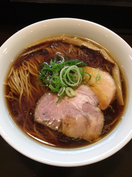 「醤油らぁ麺大盛」@らぁ麺 すぎ本の写真