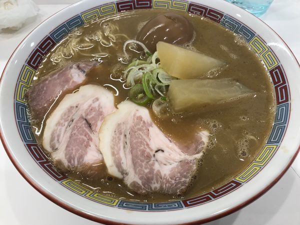 「煮干鰮豚骨らーめん 煮卵入り」@煮干鰮豚骨らーめん 嘉饌の写真