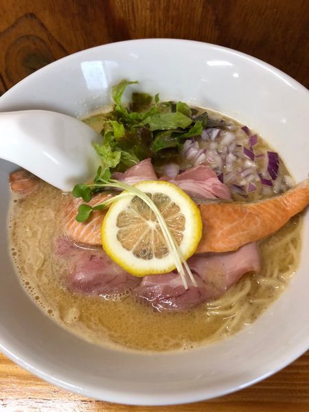 「限定 秋鮭の白湯そば」@中華そば よしかわの写真