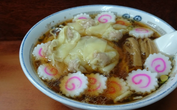 「ワンタンメン（並）+なると盛」@珍々亭の写真