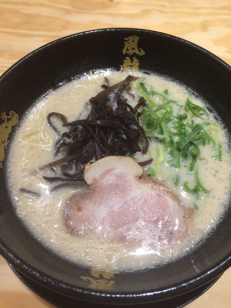「とんこつラーメン」@とんこつラーメン 博多風龍 川崎銀柳街店の写真