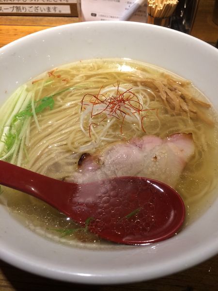 「香彩鶏だし塩らーめん」@麺屋 翔 西新宿本店の写真