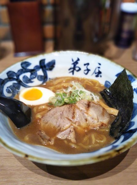 「魚介しぼり醤油ラーメン 900円」@弟子屈ラーメン 新千歳空港店の写真