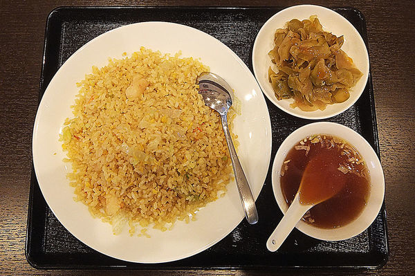 「カニ海老チャーハン(大盛り)＋ザーサイ」@中華料理 広東餃子の写真